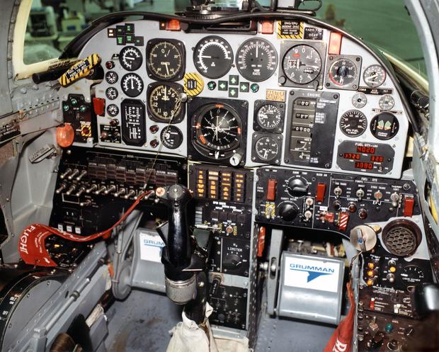 X29cockpit.jpg 