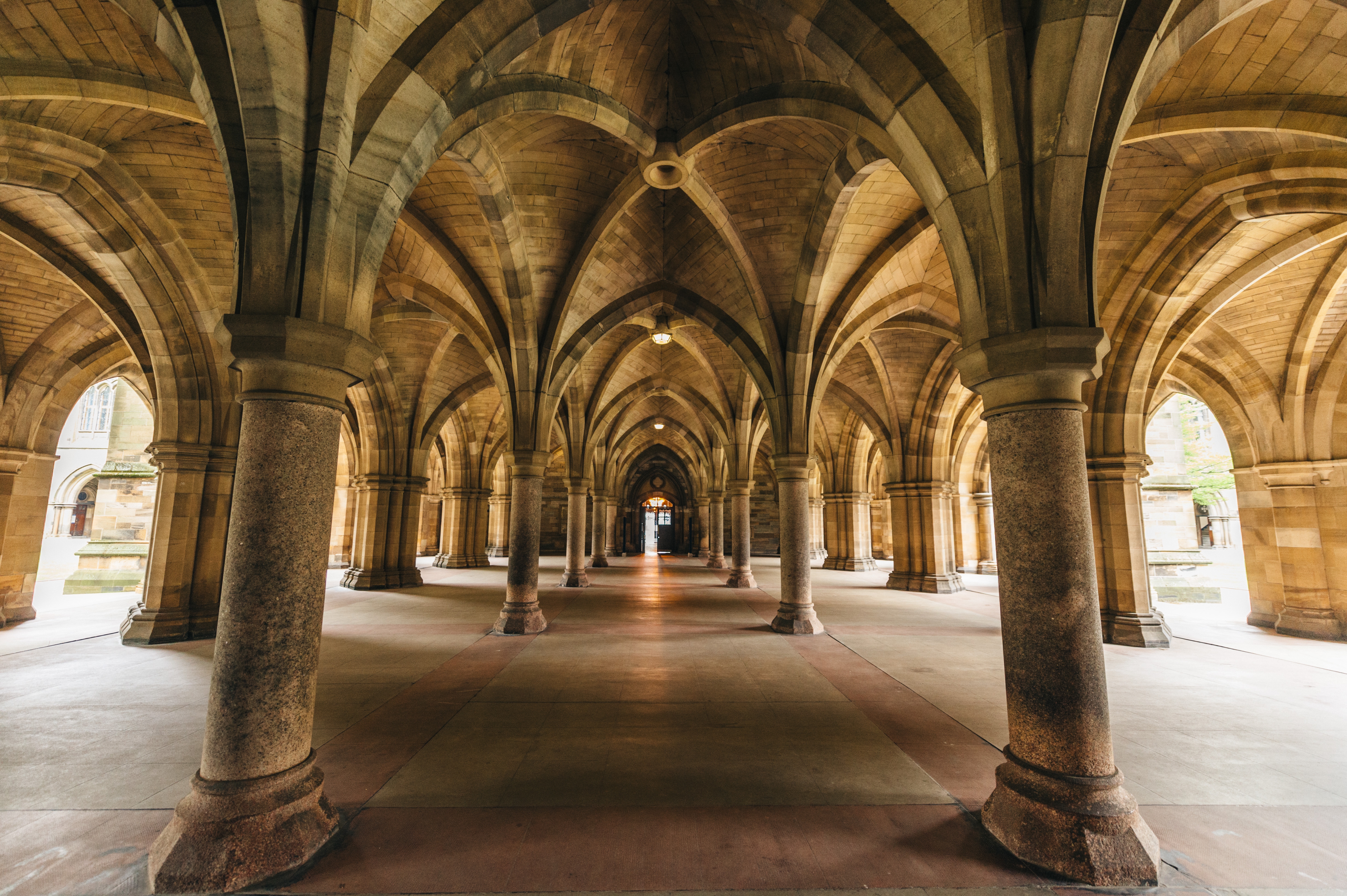 En 2018 Glasgow fête Mackintosh / aufildeslieux.fr / Cloître de l'Université de Glasgow