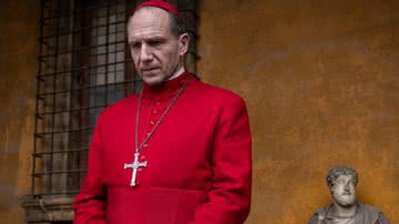 Ralph Fiennes em 'Conclave' (2024) - Divulgação