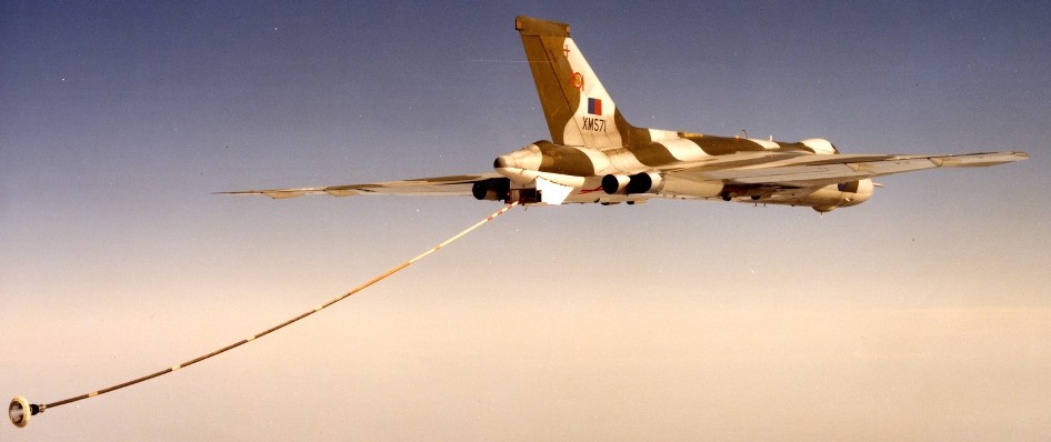 XM571 during the Vulcan tanker test trials. The aircraft still wears 101 Squadron markings prior to transfer to 50 Squadron. (Crown Copyright)