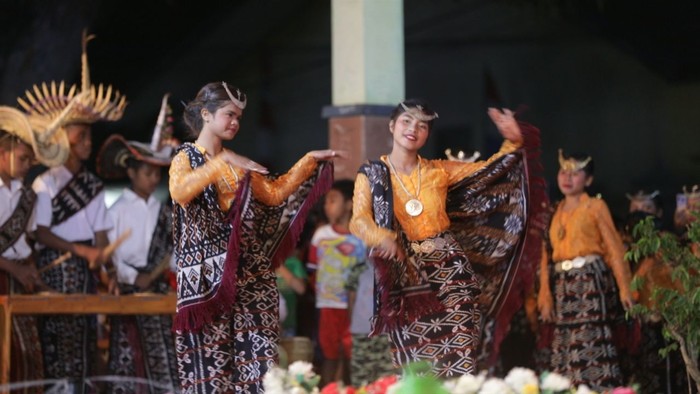 Pemerintah Kabupaten Rote Ndao, Nusa Tenggara Timur (NTT) menggelar Festival Seni Budaya Daerah untuk memeriahkan HUT ke-74 RI. Kegiatan ini bertujuan untuk mengembangkan dan mempromosikan potensi seni dan budaya yang ada.