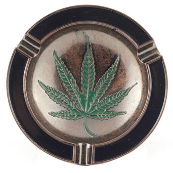  CANNABIS LEAF METAL ASHTRAY