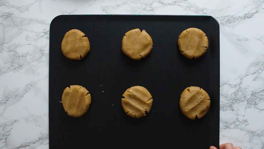 6 cookie dough balls on a baking tray