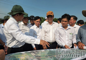 Ðồng chí Lê Quang Mạnh khảo sát các dự án trọng điểm trên địa bàn huyện Cờ Ðỏ