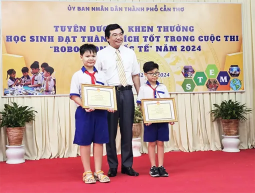 Khen thưởng học sinh đạt thành tích xuất sắc trong Cuộc thi Robothon quốc tế năm 2024