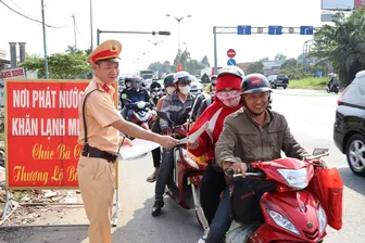 Cảnh sát giao thông Cần Thơ hỗ trợ nước suối, khăn lạnh đến người dân trên đường trở lại làm việc sau kỳ nghỉ Tết