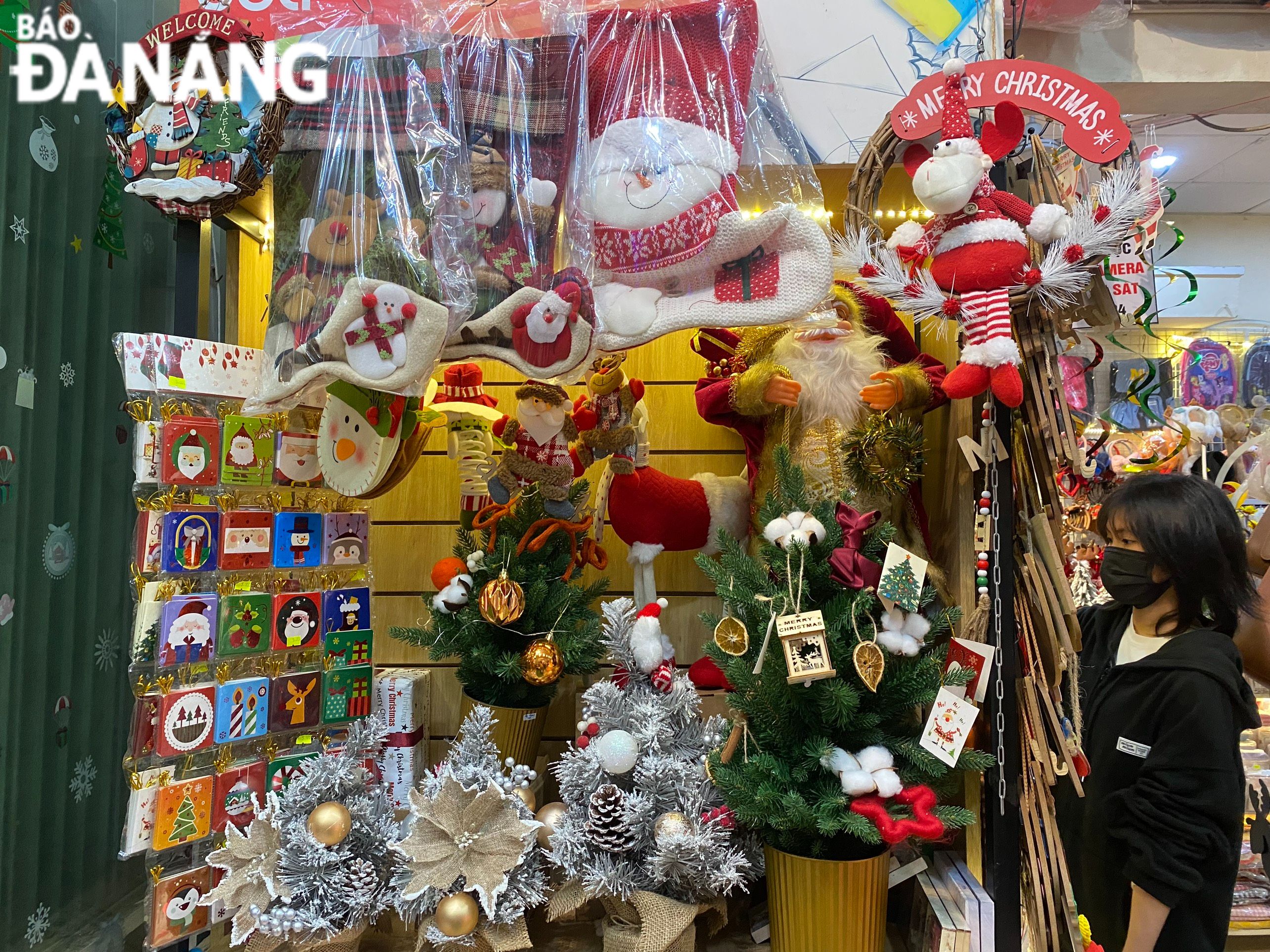 Festive range christmas decorations để tạo không khí Giáng sinh ấm áp