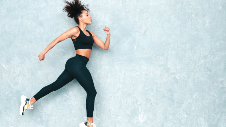 A fit person doing the lunge exercise outdoors.