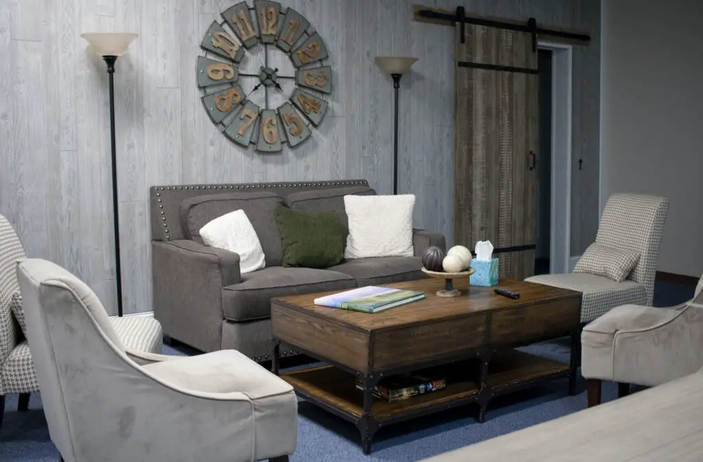 Furniture in the living room with a table and a clock