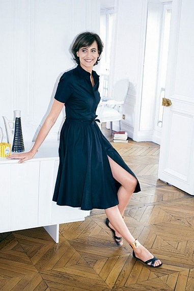 Ines de la fressange in shirt dress and flat sandals