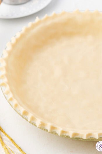 unbaked pie crust with crimped edges