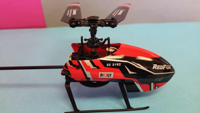 RC-Helikopter von der Seite