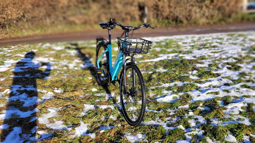 Accolmile Antelope 1S mit Bafang-Mittelmotor, Tiefeinstieg, hydraulischen Scheibenbremsen-8-Gang-Shimano-Schaltung, 28-Zoll-Bereifung mit Reflektorstreifen & Gepäckkorb