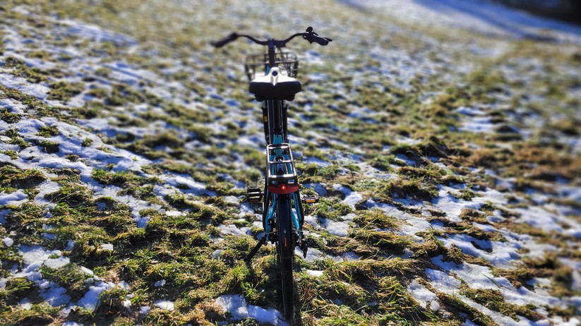 Accolmile Antelope 1S mit Bafang-Mittelmotor, Tiefeinstieg, hydraulischen Scheibenbremsen-8-Gang-Shimano-Schaltung, 28-Zoll-Bereifung mit Reflektorstreifen & Gepäckkorb