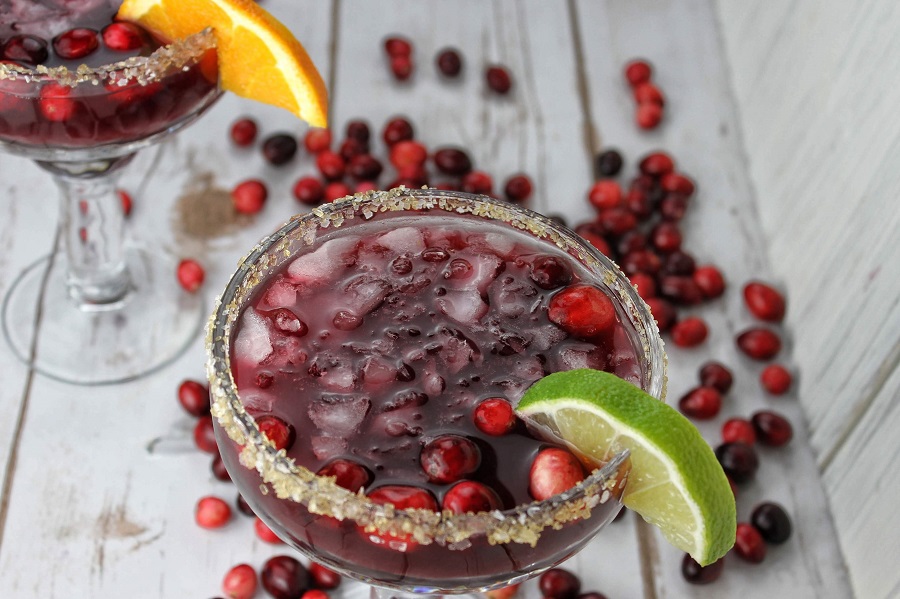 Cranberries lend themselves perfectly to the holidays and this cranberry margarita recipe balances tequila with seasonal cranberries perfectly! Cranberry Margarita by the Glass | Spiced Cranberry Margarita | Holiday Margarita Recipe | Holiday Party Recipe | Christmas Party Recipe | Christmas Cocktail Recipe