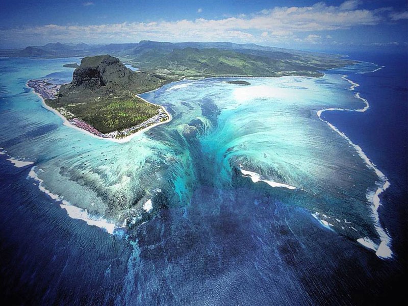 underwater waterfall mauritius