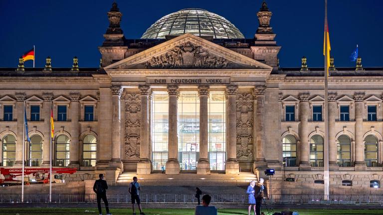 Das Reichstagsgebäude, der Sitz des Bundestag, in der Abenddämmerung