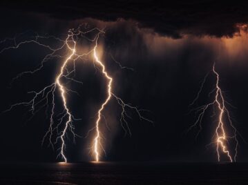 trueno tormenta negra con rayos