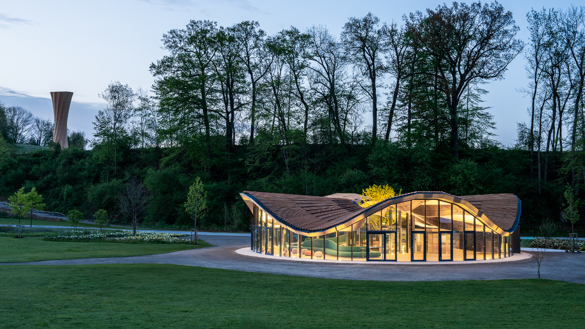 Hybrid-Flachs Pavillon und Wangen Turm im Hintergrund