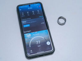 Oura Ring 4 next to Oura app on Android phone.