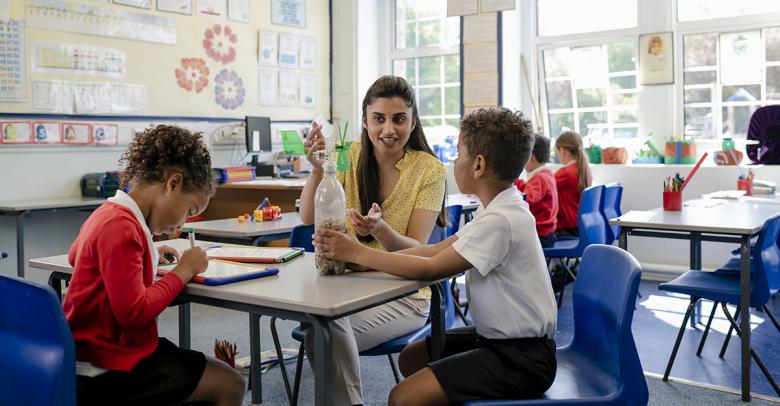 teacher showing young students an experiment