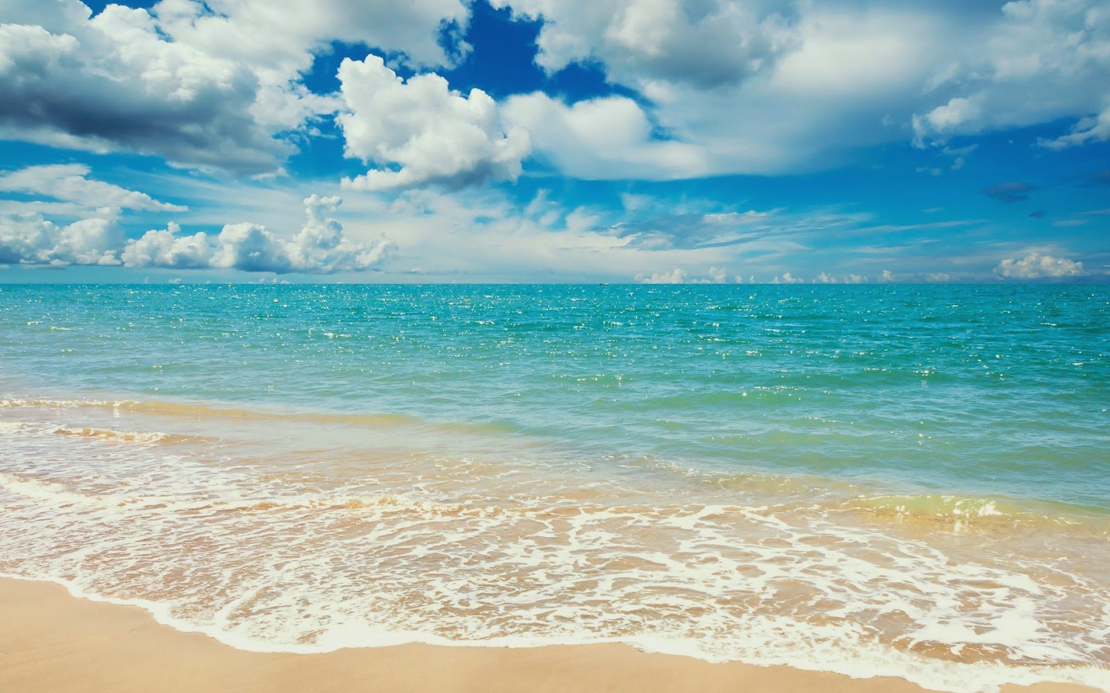 Beach with Clouds high resolution widescreen (1600 x 1000 )