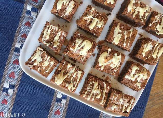 brownie-decorado-con-chocolate-blanco