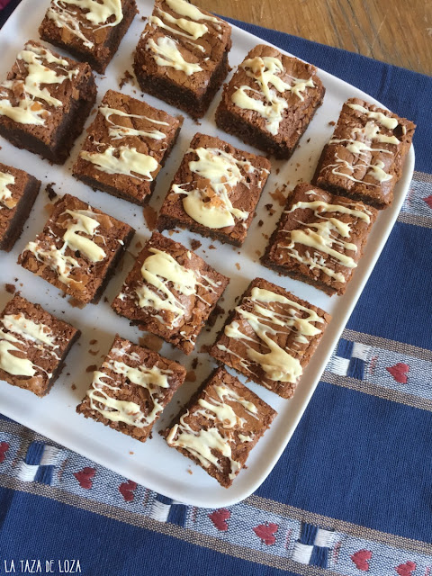 brownies-en-porciones-decorado-con-chocolate-blanco