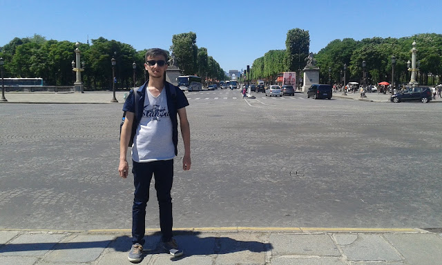 Harun İstenci Fransa Paris'te Şanzelize Caddesi (Champs-Elysees) üzerinde.