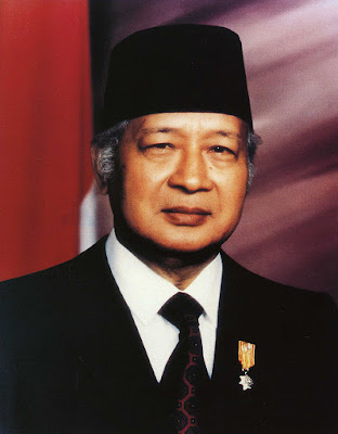 Soeharto presiden ke dua republik indonesia di juluki sebagai bapak pembangunan