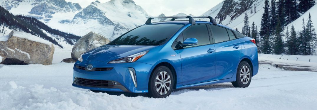 Front three-quarter view of the 2019 Toyota Prius in a snowy terrain