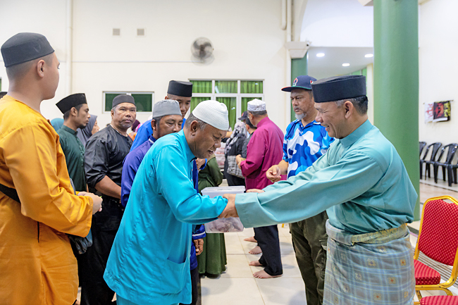 Mosque distributes korban meat to the poor | Borneo Bulletin Online