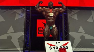 Samson Dauda celebrates winning the Men's Open division title at the 2023 EVLS Prague Pro show.