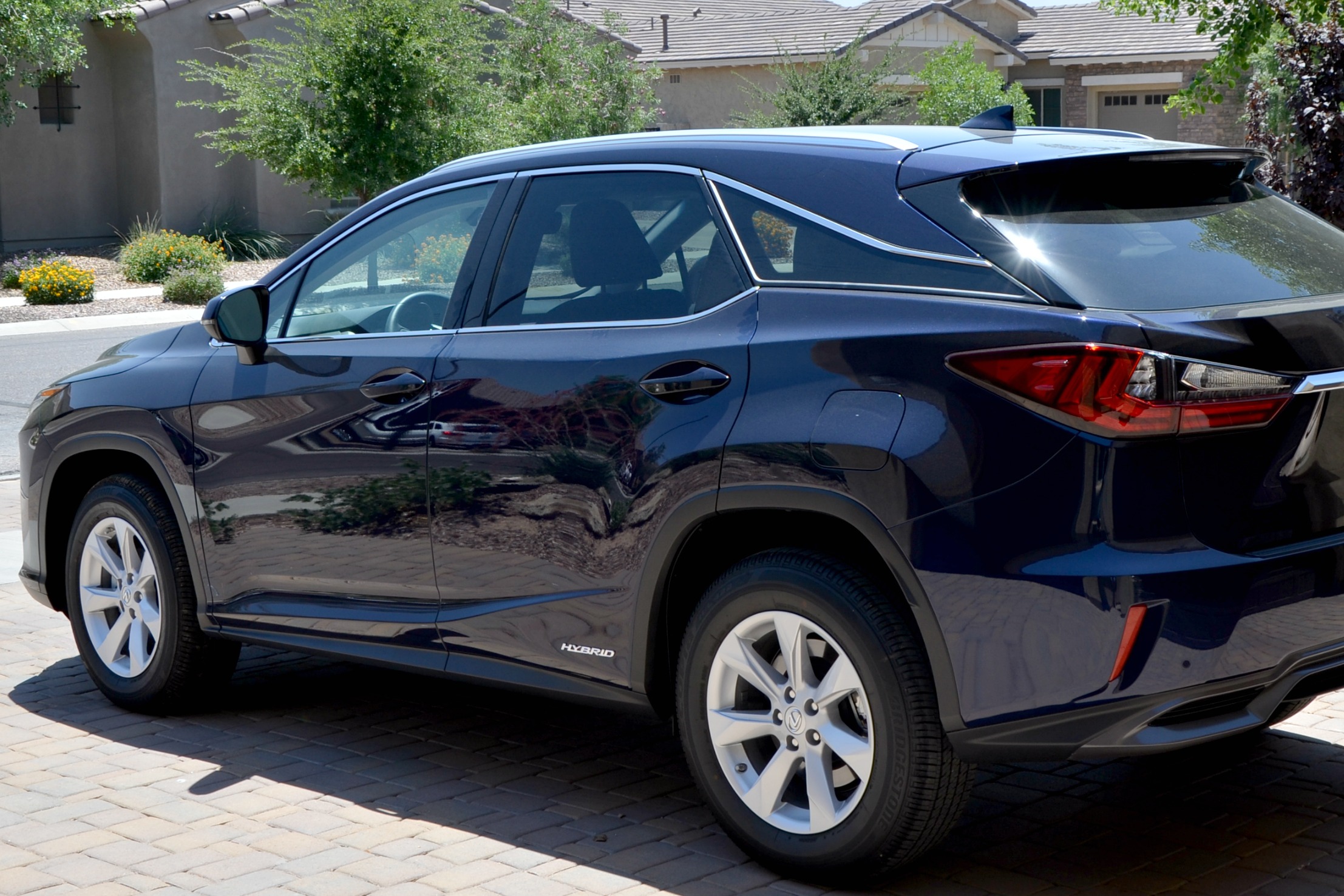 Lexus RX 450h side view