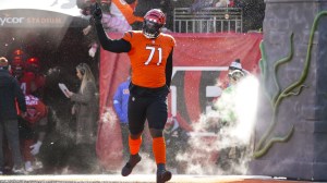 Cicinnati Bengals OL Amarius Mims runs onto the field.