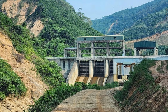 Huyện Bảo Yên (Lào Cai): Hồ thủy điện Bắc Cuông “ngập rác thải”