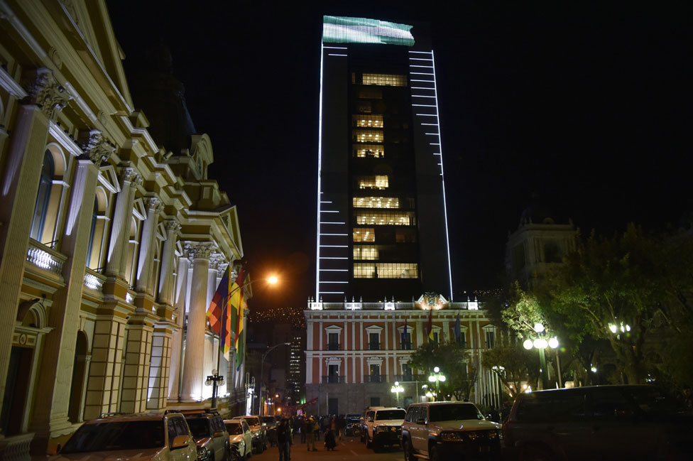 La Casa Grande del Pueblo iluminada de noche