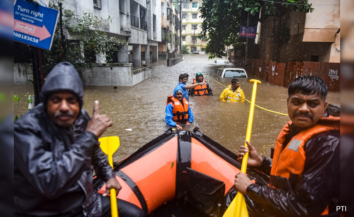 मुंबई और पुणे में सहित महाराष्ट्र के कई इलाकों में भारी बारिश, शुक्रवार के लिए भी रेड अलर्ट