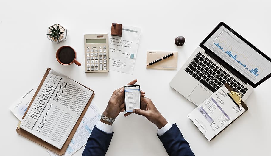 Top View of Man Holding Android Smartphone Near Macbook and Newspaper, HD wallpaper