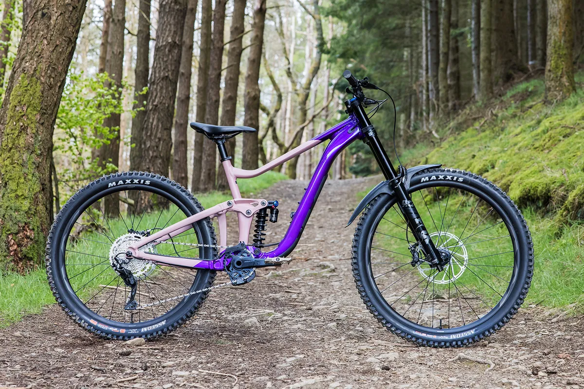 Pack shot of the Giant Reign SX full suspension mountain bike