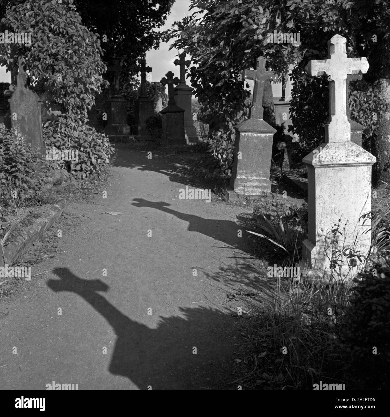 Grabkreuze auf dem Friedhof in Weinfeld bei Daun in der Eifel, Deutschland 1930er Jahre. Tombstones at the cemetery of Weinfeld near Daun at Eifel region, Germany 1930s. Stock Photo