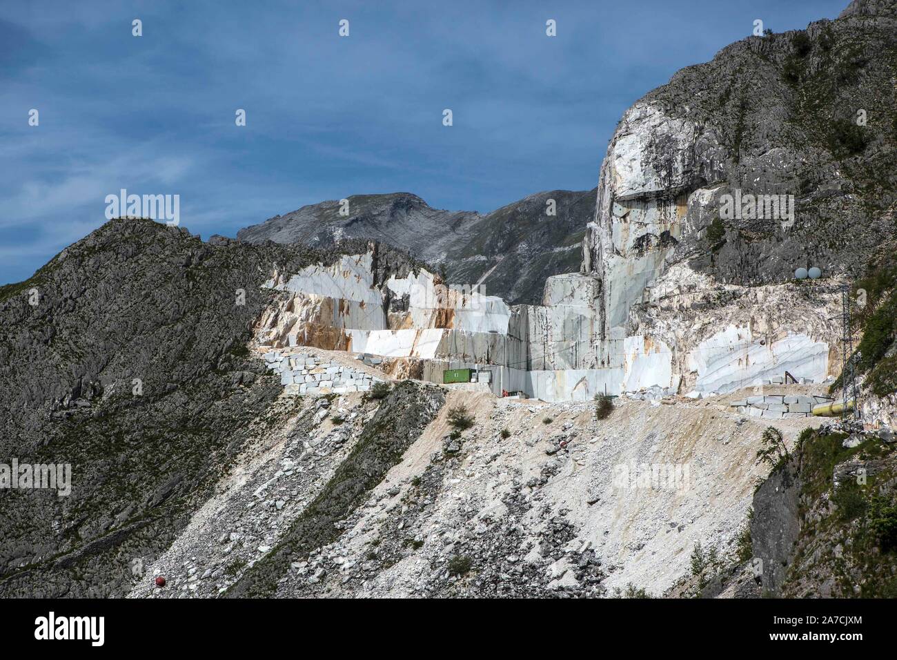 Bei Carrara in der Provinz Massa in der Toskana wird seit Jahrhunderten weißer Marmor aus den Bergen gesprengt und gesägt. Bei Umweltschützern stark u Stock Photo