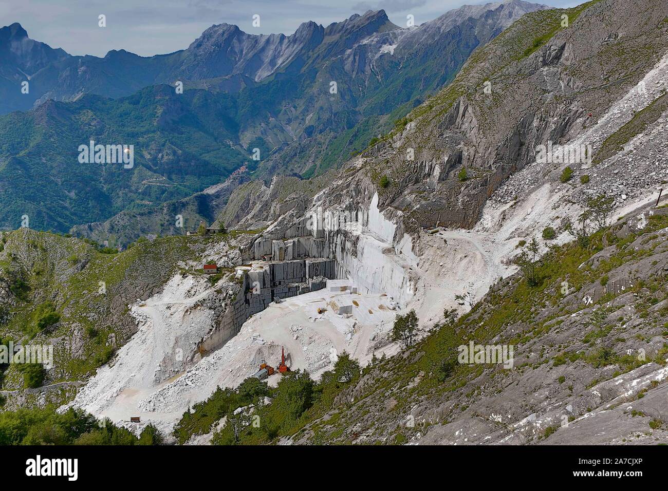 Bei Carrara in der Provinz Massa in der Toskana wird seit Jahrhunderten weißer Marmor aus den Bergen gesprengt und gesägt. Bei Umweltschützern stark u Stock Photo