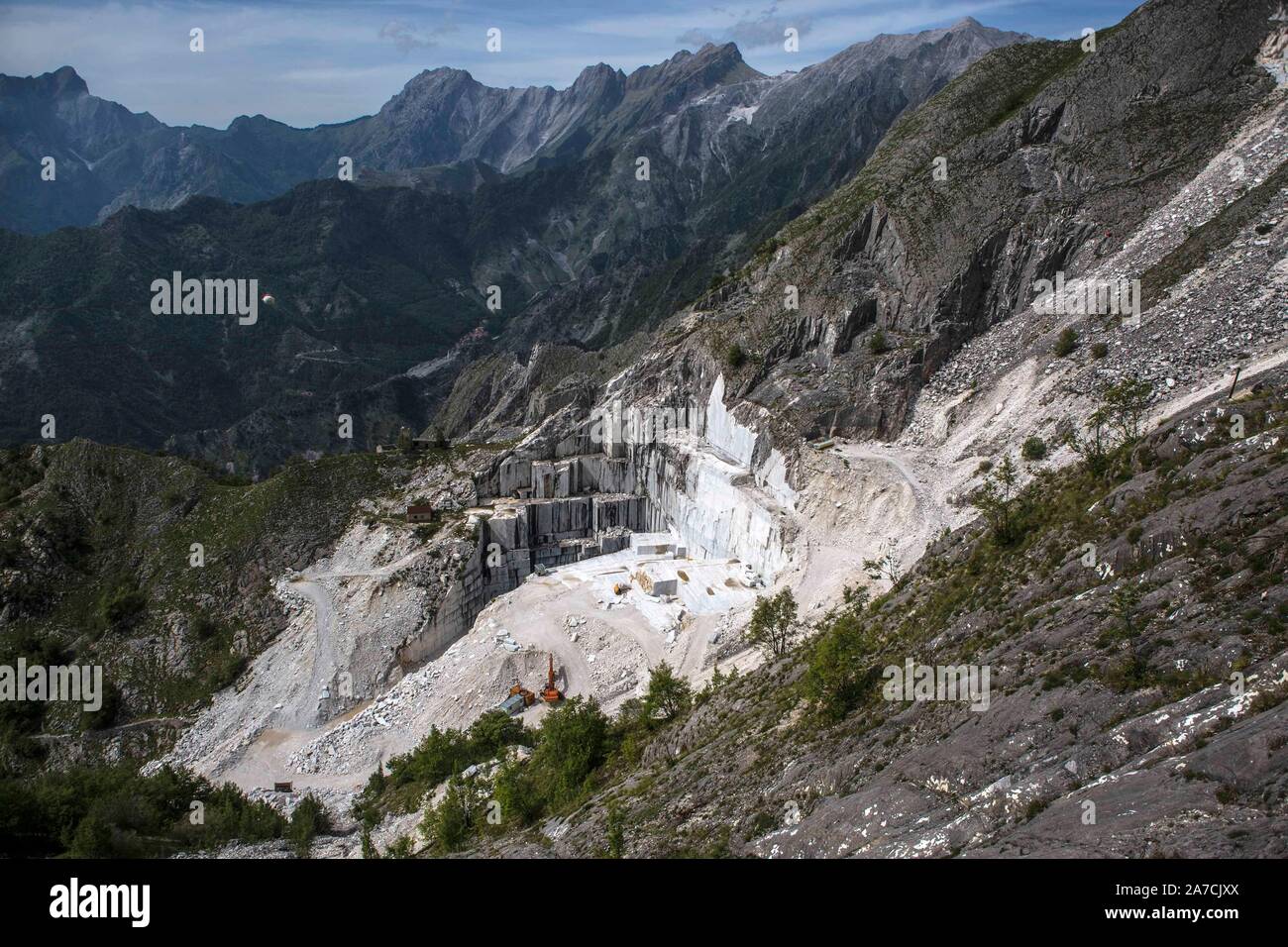 Bei Carrara in der Provinz Massa in der Toskana wird seit Jahrhunderten weißer Marmor aus den Bergen gesprengt und gesägt. Bei Umweltschützern stark u Stock Photo