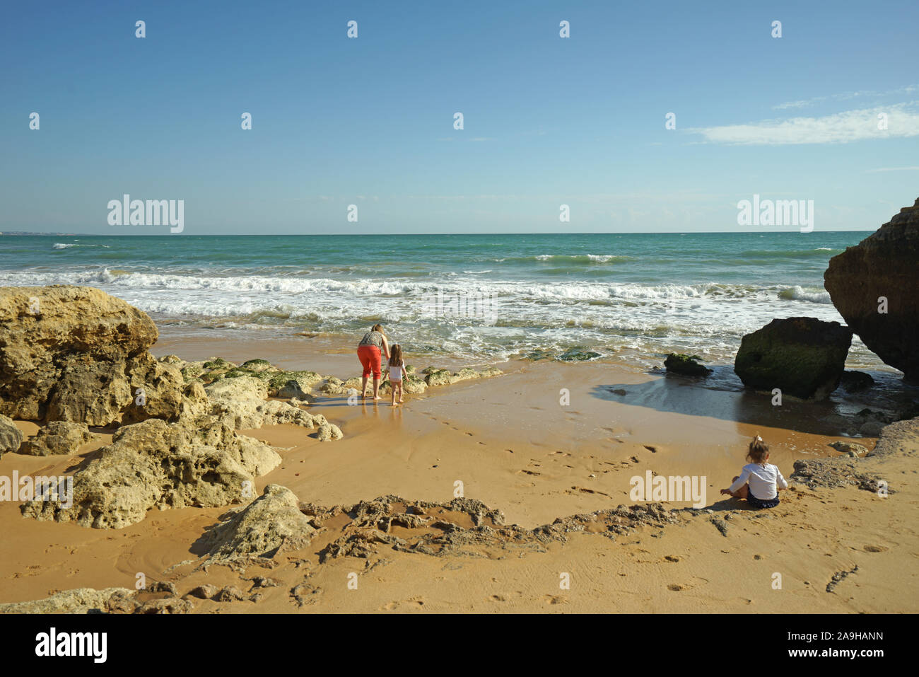 Europa, Portugal, Algarve, steinige Kueste an der Algarve bei Ebbe Stock Photo