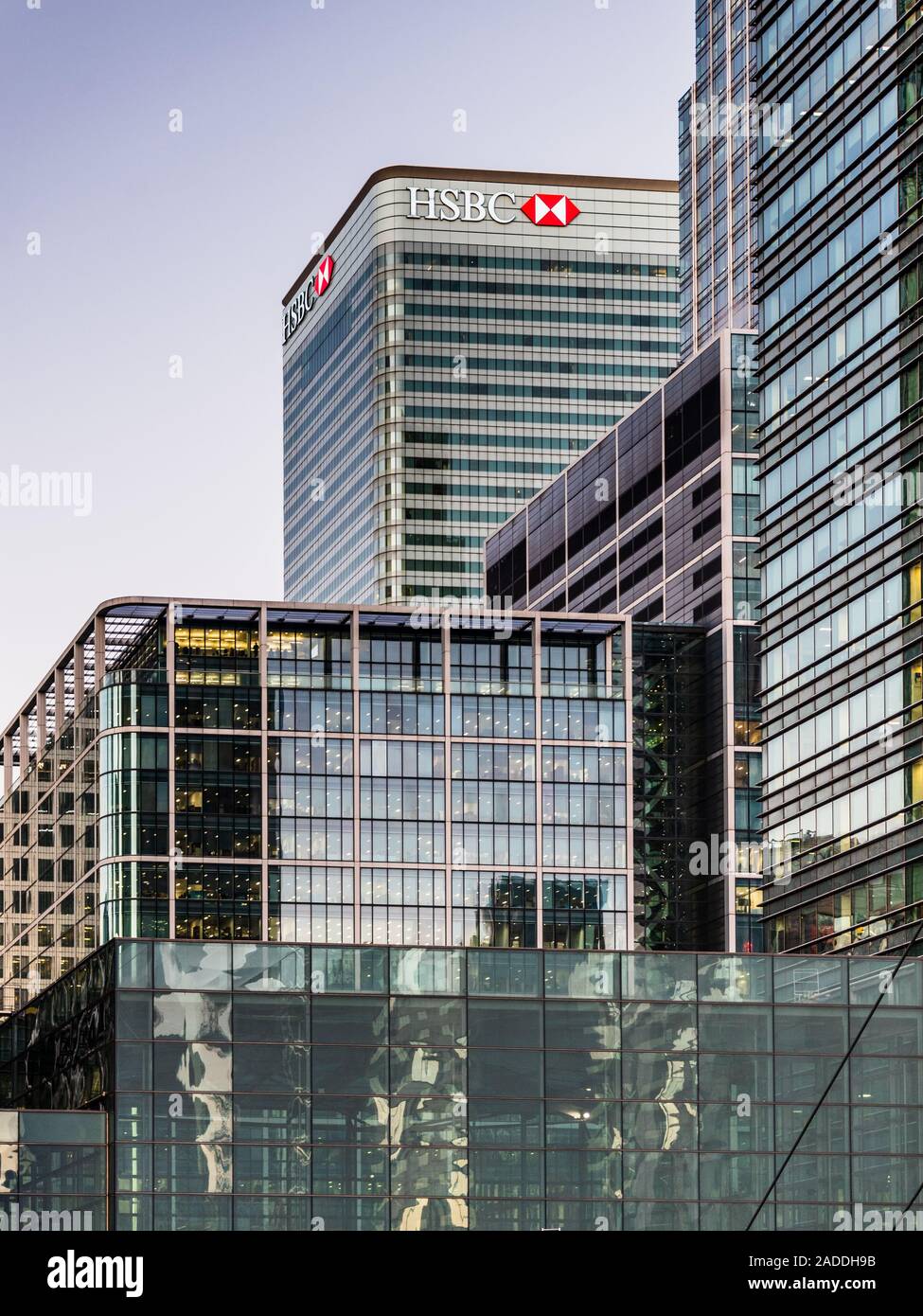 HSBC HQ tower Canary Wharf - HSBC tower with other financial services buildings in London's Canary Wharf development. Architect Norman Foster 2003 Stock Photo