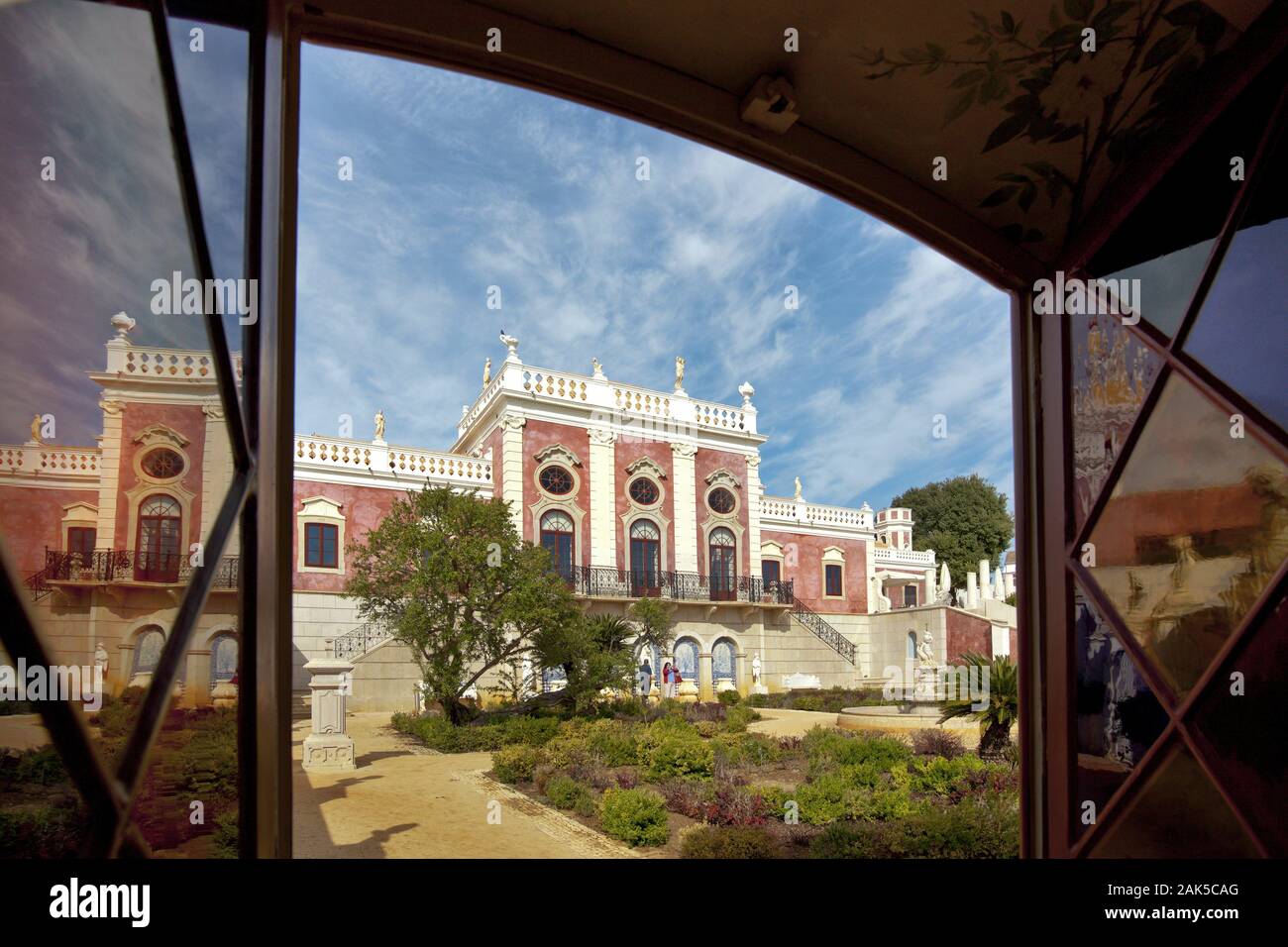 Estoi: Blick durch ein Fenster auf den Palast von Estoi (Palacio do Visconde de Estoi), Algarve | usage worldwide Stock Photo