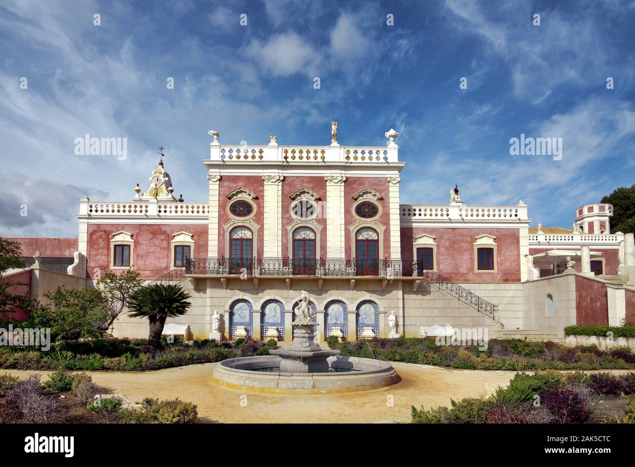 Estoi: Blick auf Garten und Palast von Estoi (Palacio do Visconde de Estoi), Algarve | usage worldwide Stock Photo