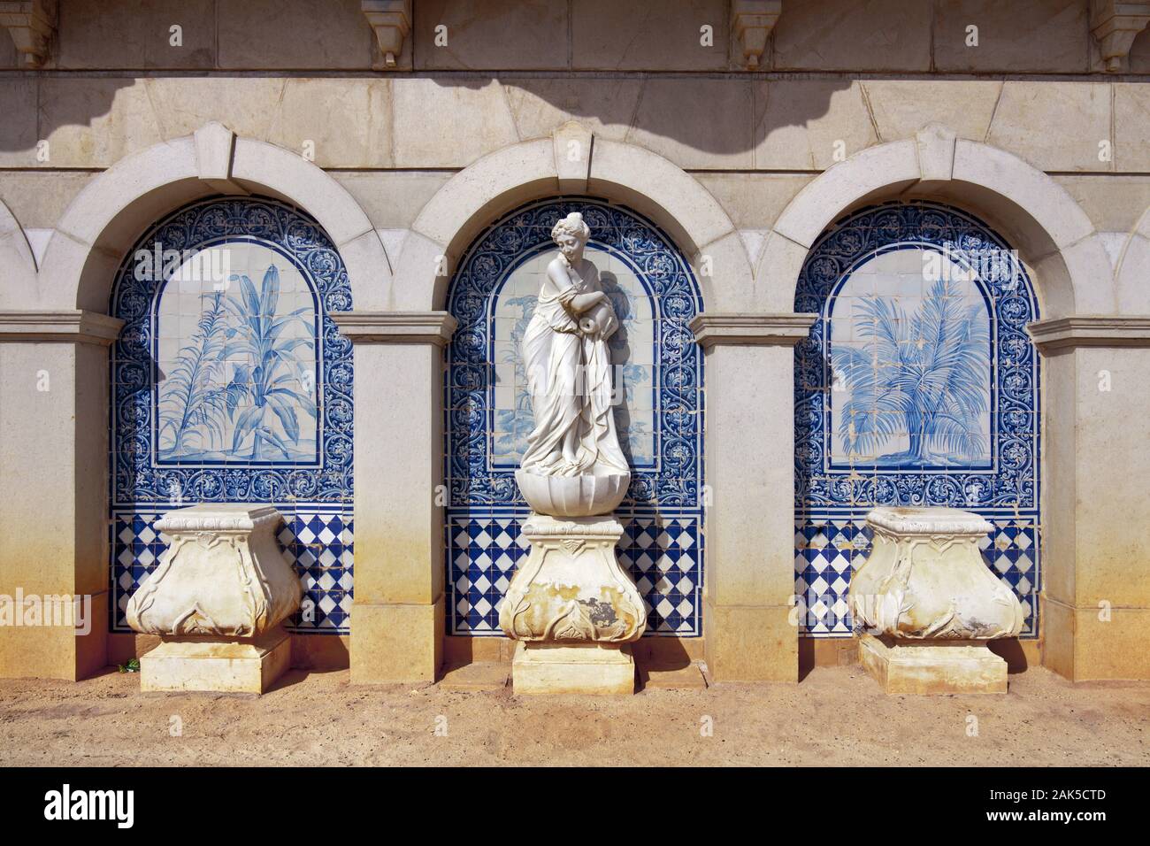 Estoi: Statue im Garten des Palastes von Estoi (Palacio do Visconde de Estoi), Algarve | usage worldwide Stock Photo