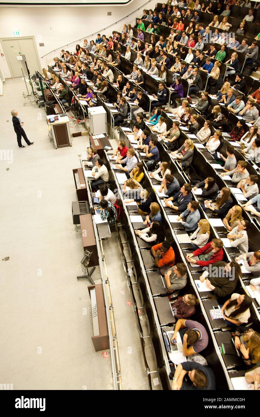 First-year students in Economics (VWL) at the lecture 'Microeconomics I' in the Large Physics Hall in the main building of the Ludwig-Maximilians-Universität (LMU) at Geschwister-Scholl-Platz 1. [automated translation] Stock Photo